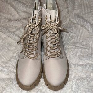 Universal thread Cream Combat Boots